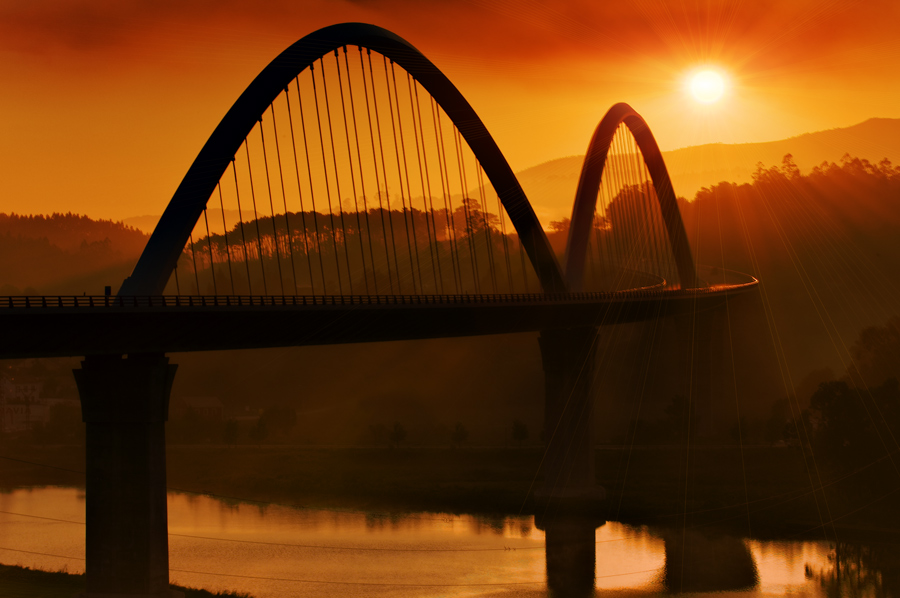 Puente al amanecer